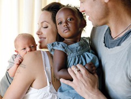 Brad Pitt i Angelina Jolie z dziećmi