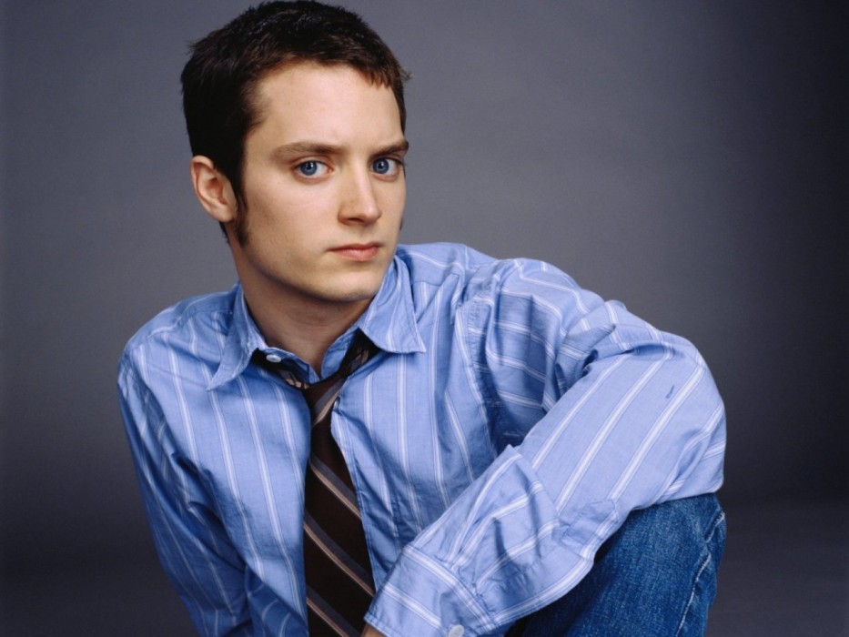 Elijah Wood okłada dzieci kijem do hokeja
