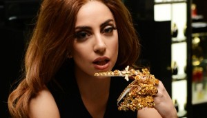 Lady GaGa świeci tyłkiem